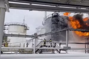 Hỏa hoạn tại nhà máy lọc dầu lớn nhất Hungary ở Szazhalombatta, ngày 20/10/2025.