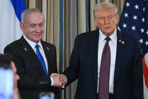 Tổng thống Mỹ Donald Trump (phải) và Thủ tướng Israel Benjamin Netanyahu bắt tay nhau khi kết thúc cuộc họp báo chung ở Washington, DC, ngày 29/9/2025.
