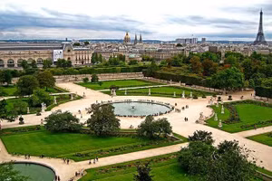 Vườn Tuileries ở Paris, Pháp, thu hút lượng lớn khách du lịch mỗi năm.