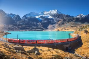 Mạng lưới đường sắt đẹp như tranh vẽ của Thụy Sĩ trải dài trên địa hình ngoạn mục.