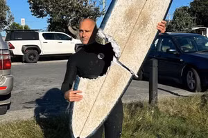 Ván lướt sóng của Brad Ross bị cá mập cắn rách một mảng lớn.