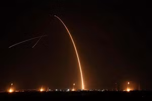 Iran phóng tên lửa vào Căn cứ Không quân Al Udeid của Mỹ ở Qatar, ngày 23/6/2025.