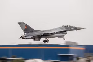 F-16 được điều động từ Hà Lan để huấn luyện tại Căn cứ Không quân số 86 của Romania.