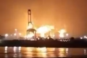 Trung tâm sản xuất LNG toàn cầu, ở Ras Laffan, Qatar, chìm trong biển lửa, sau cuộc tấn công quy mô lớn của Iran, ngày 18/3/2026.