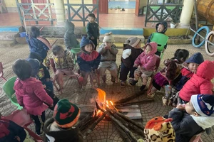 Học sinh Mầm non Bình Minh, xã Xím Vàng được cô giáo nhóm lửa sưởi ấm.
