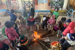 Học sinh Mầm non Bình Minh, xã Xím Vàng được cô giáo nhóm lửa sưởi ấm.