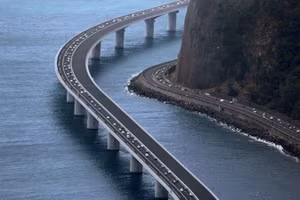 Nouvelle Route du Littoral hay Đường ven biển mới là con đường đắt nhất thế giới nằm giữa đại dương.