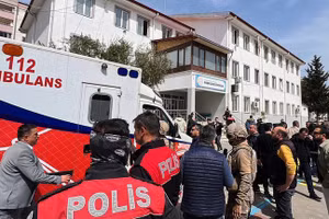 Lực lượng chức năng có mặt tại hiện trường vụ xả súng ở Kahramanmaras, Thổ Nhĩ Kỳ, ngày 15/4/2026.