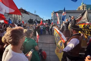 Người dân tham gia cuộc biểu tình phản chiến chống lại sự tham gia của Ba Lan vào cuộc xung đột ở Ukraine, ngày 21/9/2025.