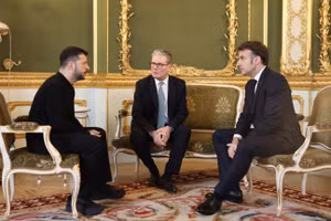 Tổng thống Pháp Emmanuel Macron, Thủ tướng Anh Keir Starmer, và Tổng thống Vladimir Zelensky (từ phải sang).