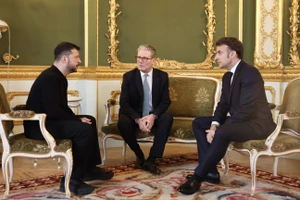 Tổng thống Pháp Emmanuel Macron, Thủ tướng Anh Keir Starmer, và Tổng thống Vladimir Zelensky (từ phải sang).