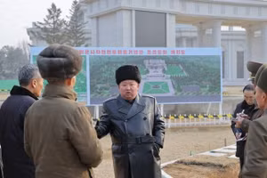 Tổng Bí thư, Chủ tịch Quốc vụ Triều Tiên Kim Jong-un thị sát công trường xây dựng Bảo tàng Tưởng niệm các anh hùng hy sinh ở Kursk, hôm 13/2.