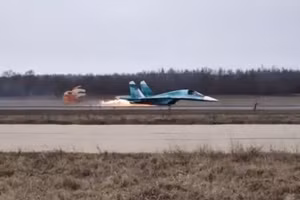 Chiến đấu cơ Su-34 Nga gây sốc khi hạ cánh bằng bụng.