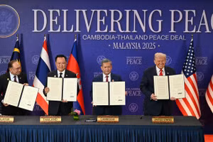 Thủ tướng Malaysia Anwar Ibrahim, Thủ tướng Thái Lan Anutin Charnvirakul, Thủ tướng Campuchia Hun Manet và Tổng thống Mỹ Donald Trump giơ cao các tài liệu sau lễ ký kết thỏa thuận ngừng bắn giữa Thái Lan và Campuchia, ngày 26/10/2025.