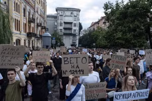 Những người biểu tình ở Kiev lên án luật tước bỏ tính độc lập của Cục Chống tham nhũng Quốc gia và Văn phòng Công tố viên Chống tham nhũng Chuyên trách, ngày 22/6/2025.