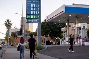 Người dân đi bộ gần một trạm xăng ở Los Angeles, ngày 21/3/2026..