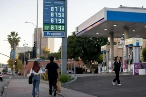 Người dân đi bộ gần một trạm xăng ở Los Angeles, ngày 21/3/2026..