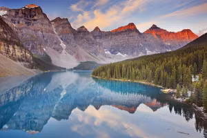 Canada nổi tiếng với số lượng hồ nhiều nhất trên thế giới.