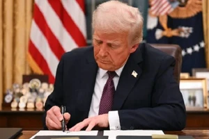 Tổng thống Mỹ Donald Trump ký Sắc lệnh Hành pháp gia hạn việc tạm dừng áp thuế đối với Trung Quốc thêm 90 ngày, ngày 11/8/2025.