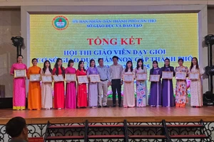 Đại diện lãnh đạo Sở GD&ĐT Cần Thơ trao giấy chứng nhận giáo viên dạy giỏi bậc mầm non cho các giáo viên tại lễ tổng kết. (Ảnh: MH)