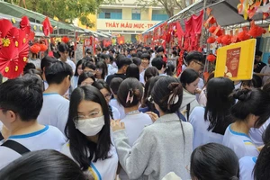 Đông đảo học sinh, phụ huynh, thầy cô giáo trường THPT Hoàng Diệu tham gia hội chợ ẩm thực. (Ảnh: X.L)