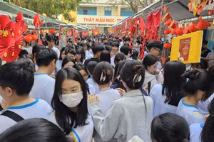 Đông đảo học sinh, phụ huynh, thầy cô giáo trường THPT Hoàng Diệu tham gia hội chợ ẩm thực. (Ảnh: X.L)