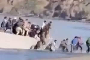 Những người di cư nhảy khỏi thuyền tiến đến bãi biển Diskos ở phía nam đảo Crete, Hy Lạp, ngày 6/7/2025.