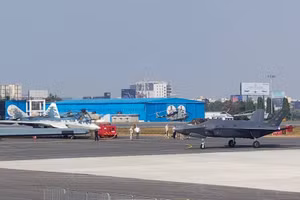 Chiến đấu cơ Su-57 Nga và F-35 Mỹ được nhìn thấy đỗ cách nhau khoảng 24 mét tại Aero India 2025, ngày 8/2/2025.