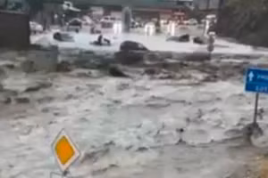 Lũ lụt đã biến đường phố thành những dòng sông dữ dội.