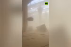 Nhà ga hành khách sân bay Kuwait đầy khói bụi do trúng tên lửa Patriot, ngày 3/6/2026.