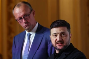 Thủ tướng Đức Friedrich Merz (trái) và Tổng thống Ukraine Vladimir Zelensky.