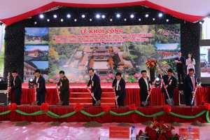 Các đại biểu động thổ trong Lễ khởi công trường học.