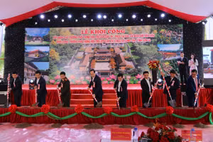 Các đại biểu động thổ trong Lễ khởi công trường học.