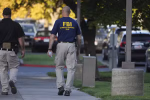 Các quan chức FBI và thực thi pháp luật bên ngoài khuôn viên trường Đại học Utah Valley, Orem, Utah, ngày 11/9/2025.