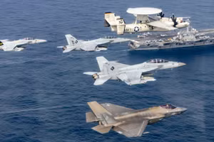 Mỹ triển khai tàu sân bay USS Abraham Lincoln cùng các phi đội máy bay chiến đấu đến Trung Đông.