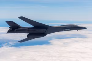 Máy bay ném bom B-1B Lancer được trang bị tên lửa siêu thanh ARRW.