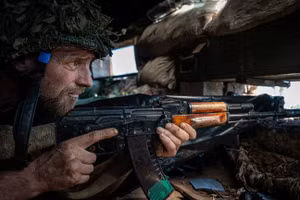 Binh sĩ Ukraine trong chiến hào ở mặt trận Donbass.