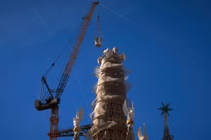 Cánh tay trên của cây thánh giá đang được nâng lên Tháp Chúa Giêsu Kitô tại nhà thờ Sagrada Familia, Barcelona, ngày 20/2/2026.