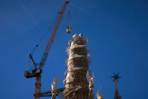 Cánh tay trên của cây thánh giá đang được nâng lên Tháp Chúa Giêsu Kitô tại nhà thờ Sagrada Familia, Barcelona, ngày 20/2/2026.