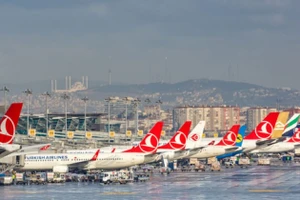 Hàng chục du khách Nga không thể bay trở về Moscow từ sân bay Istanbul do vụ nổ tàu, ngày 28/11/2025.