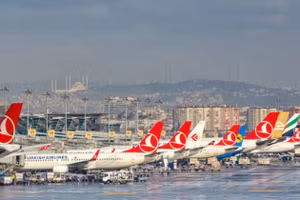 Hàng chục du khách Nga không thể bay trở về Moscow từ sân bay Istanbul do vụ nổ tàu, ngày 28/11/2025.