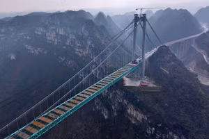 Cầu Huajiang Grand Canyon ở tỉnh Quý Châu, Trung Quốc sắp trở thành cây cầu cao nhất thế giới.