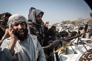 Các chiến binh Taliban tại một trạm kiểm soát gần cửa khẩu biên giới Torkham giữa Pakistan và Afghanistan, ngày 28/2.