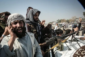 Các chiến binh Taliban tại một trạm kiểm soát gần cửa khẩu biên giới Torkham giữa Pakistan và Afghanistan, ngày 28/2.