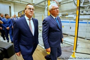 Bộ trưởng Quốc phòng Đức Boris Pistorius (trái).