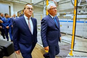 Bộ trưởng Quốc phòng Đức Boris Pistorius (trái).