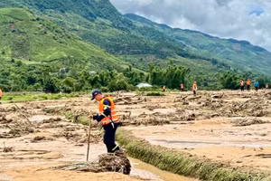 Lực lượng chức năng tỉnh Sơn La chia làm 2 mũi tìm kiếm nạn nhân mất tích.