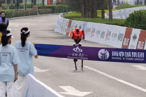 Robot Lightning lao về đích.