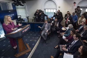 Thư ký báo chí Nhà Trắng Karoline Leavitt phát biểu tại cuộc họp báo hàng ngày, ngày 28/1/2025.