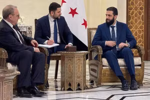 Thứ trưởng Ngoại giao Nga Mikhail Bogdanov (ngoài cùng bên trái) và nhà lãnh đạo Syria Ahmed Hussein al-Sharaa (ngoài cùng bên phải), tại Damascus, Syria, ngày 28/1/2025.